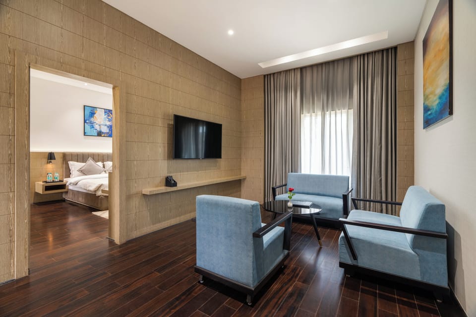 Executive Suite, 1 King Bed | Living area | 32-inch LCD TV with satellite channels, TV, DVD player