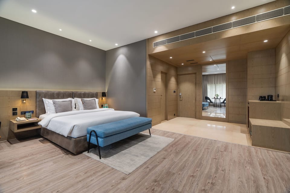 Club Room | Pillowtop beds, in-room safe, laptop workspace, blackout drapes
