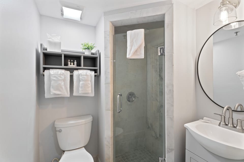 Comfort Room, 1 Queen Bed, Non Smoking, Ground Floor | Bathroom | Combined shower/tub, free toiletries, hair dryer, towels