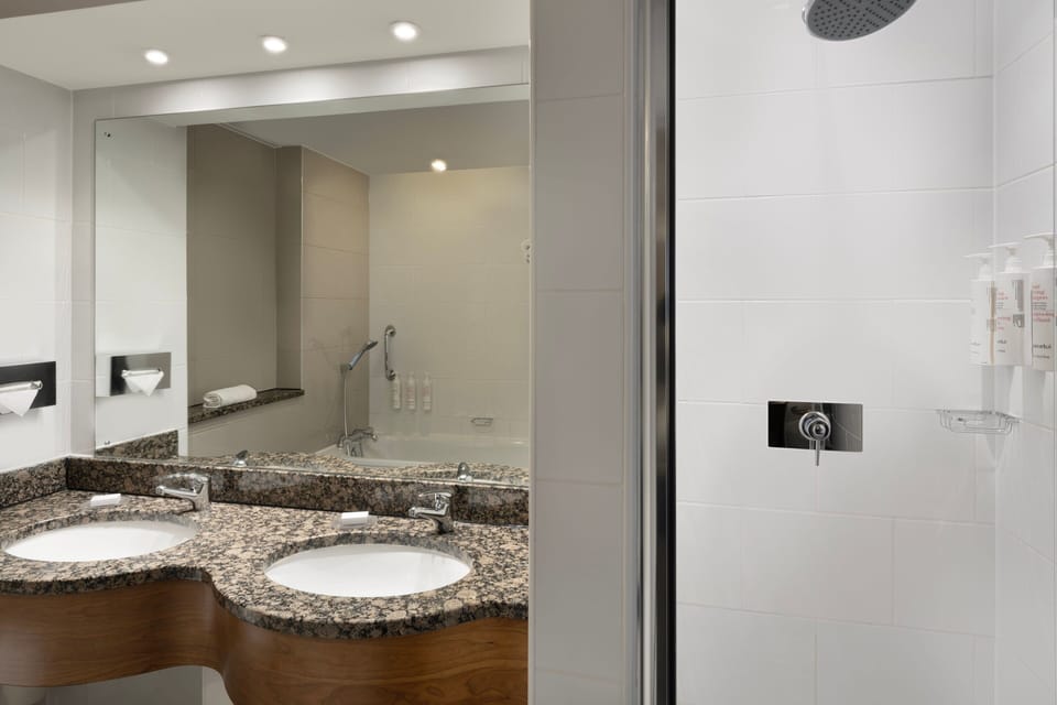 Suite, 1 Bedroom, Park View | Bathroom | Deep soaking tub, free toiletries, hair dryer, towels