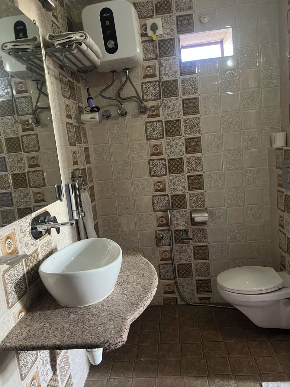 Fort View Maharaja Family Suite | Bathroom | Shower, hair dryer, towels