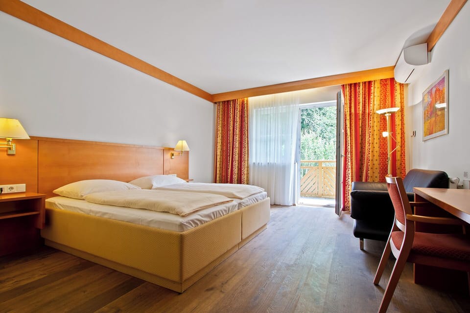Hypo-allergenic bedding, minibar, in-room safe, desk