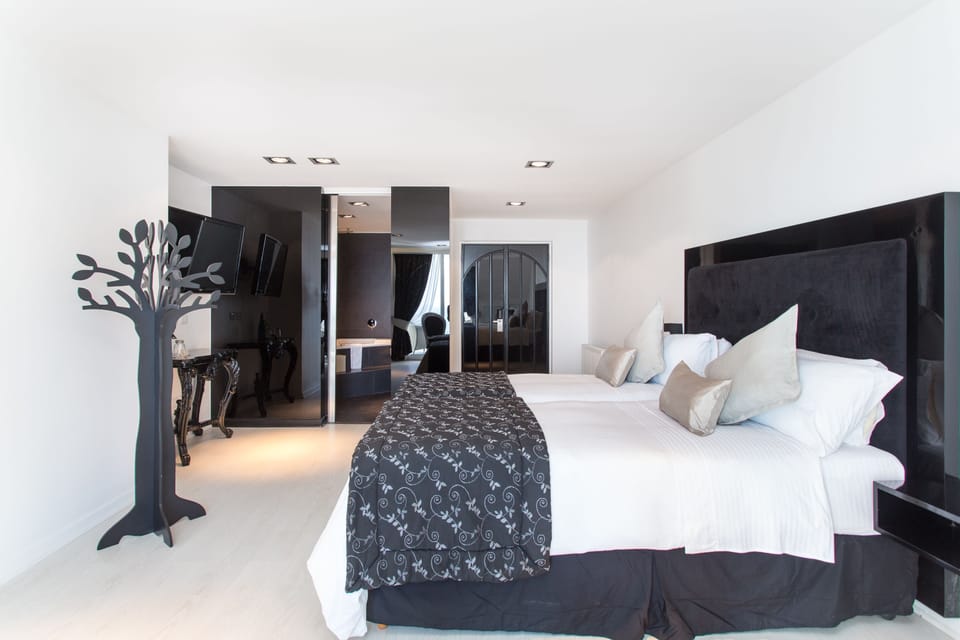 Master Suite | Premium bedding, minibar, in-room safe, individually decorated