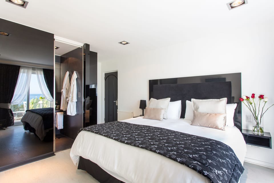 Superior Con vista al mar y Sin Jacuzzi	105-201 | Premium bedding, minibar, in-room safe, individually decorated