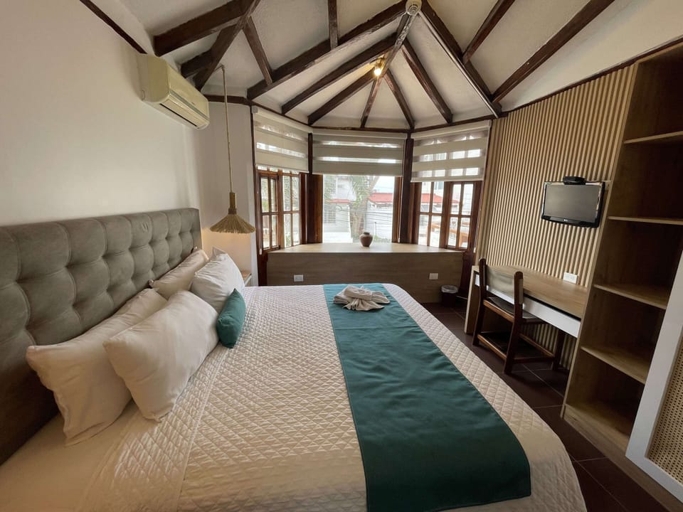 Romantic Double Room, 1 King Bed, Ensuite | Down comforters, iron/ironing board (on request), bed sheets