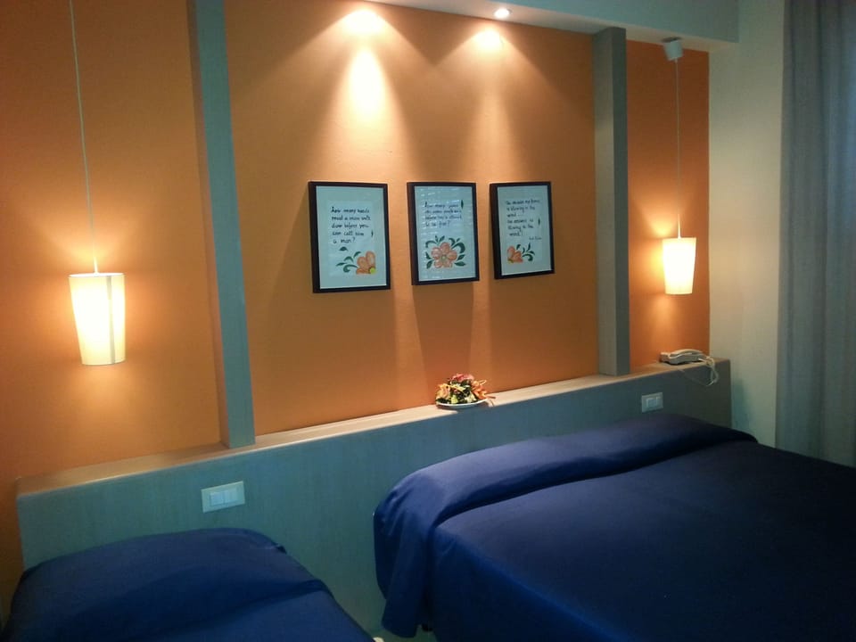 Standard Triple Room | Desk, soundproofing, cribs/infant beds, rollaway beds