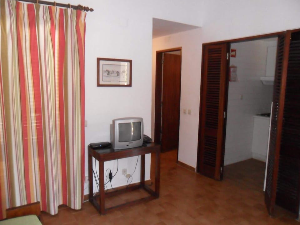 37-cm TV with cable channels