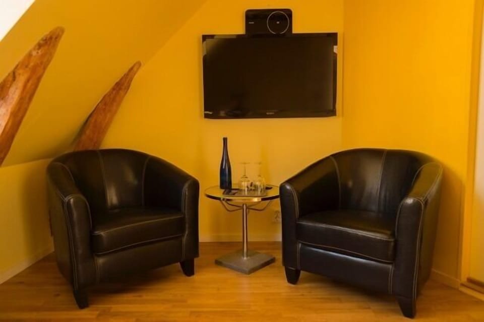 Desk, soundproofing, rollaway beds, free WiFi