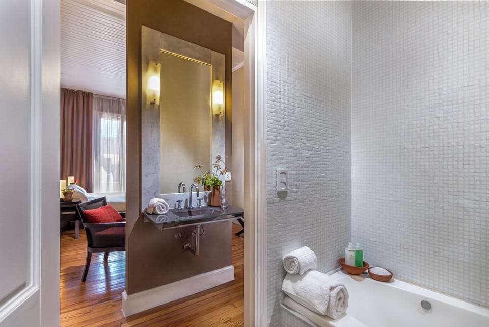 Superior Double Room | Bathroom | Rainfall showerhead, free toiletries, hair dryer, towels