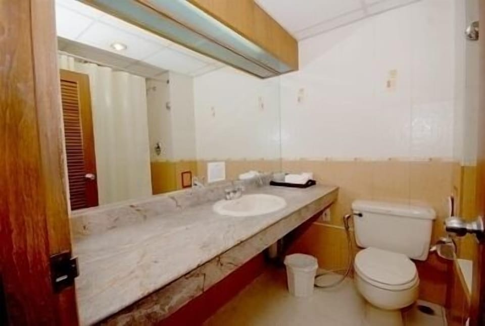 Superior room | Bathroom | Rainfall showerhead, bidet, towels