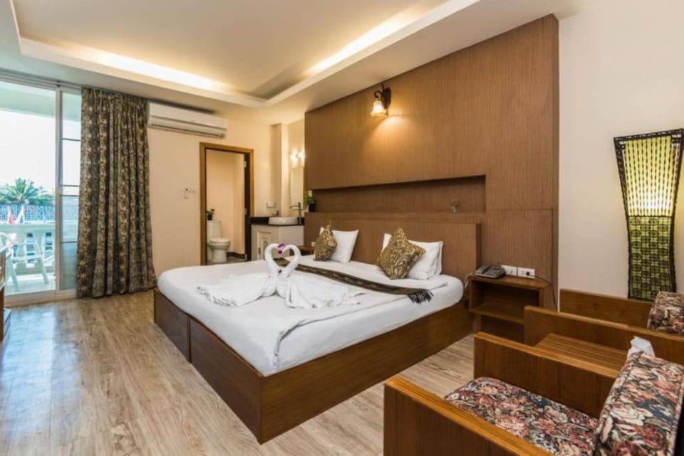 Premium Room | Select Comfort beds, minibar, desk, laptop workspace