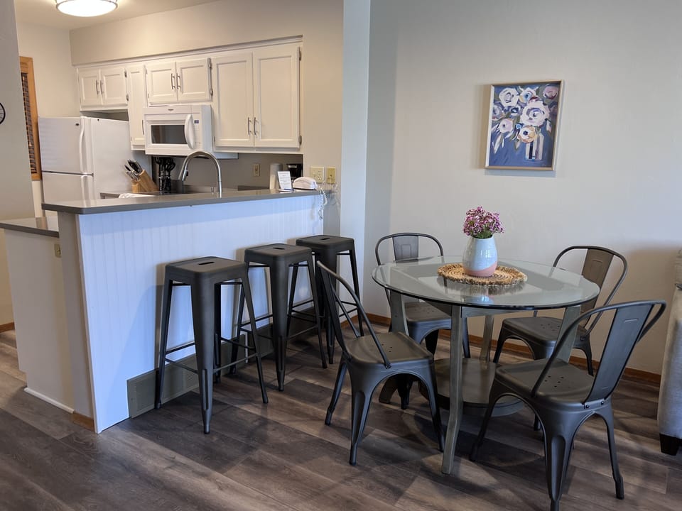 Evergreen Hill B-8 | In-room dining