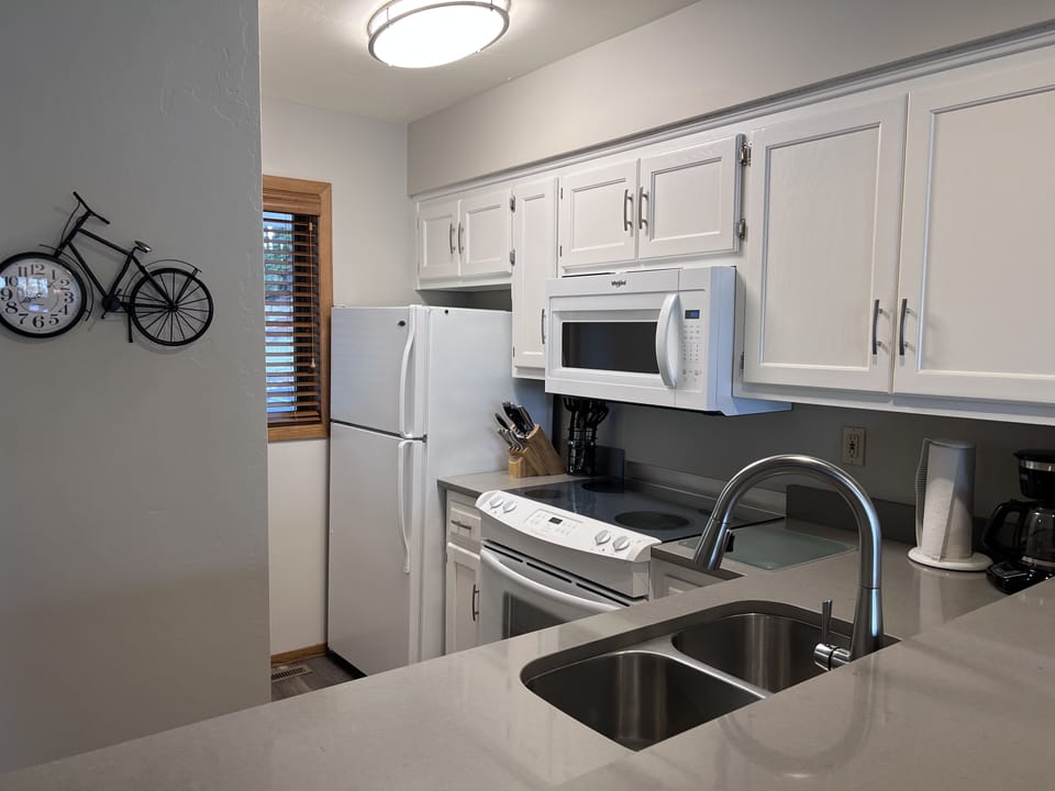 Evergreen Hill B-8 | Private kitchen | Mini-fridge, microwave, coffee/tea maker