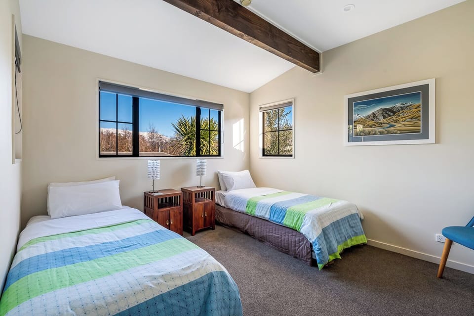 Individually furnished, laptop workspace, iron/ironing board, free WiFi