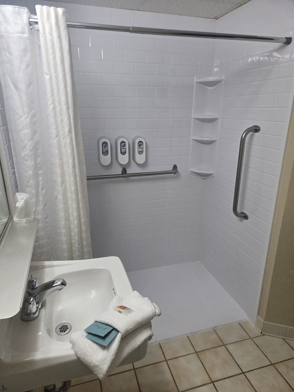 Shower, free toiletries, towels