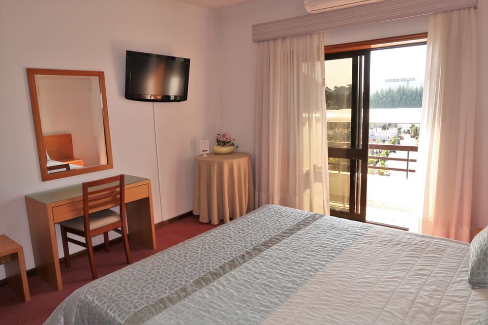 Double Room | Individually decorated, desk, blackout drapes, soundproofing