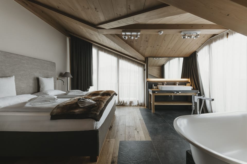 Comfort Suite | Hypo-allergenic bedding available, down comforters, minibar