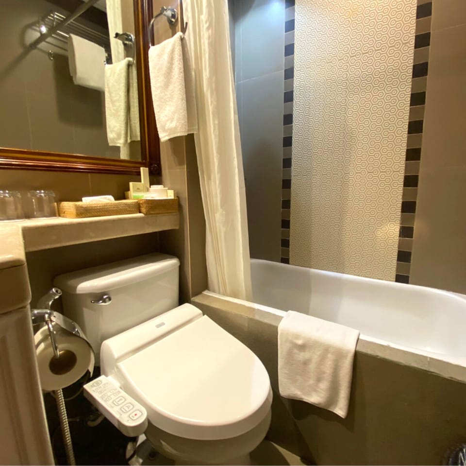 Superior Room, 1 King Bed (Multi Use) | Bathroom | Combined shower/tub, free toiletries, hair dryer, slippers