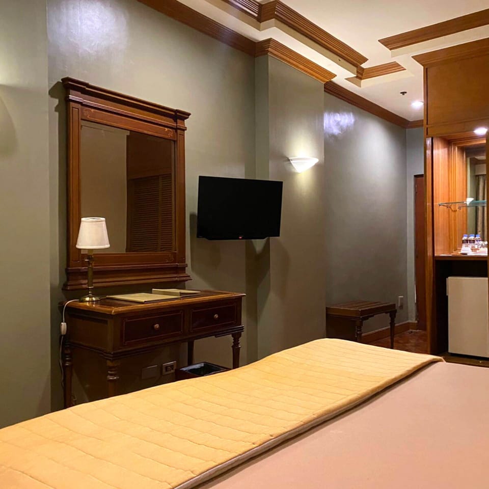 Superior Room, 1 King Bed (Multi Use) | Minibar, in-room safe, individually decorated, individually furnished