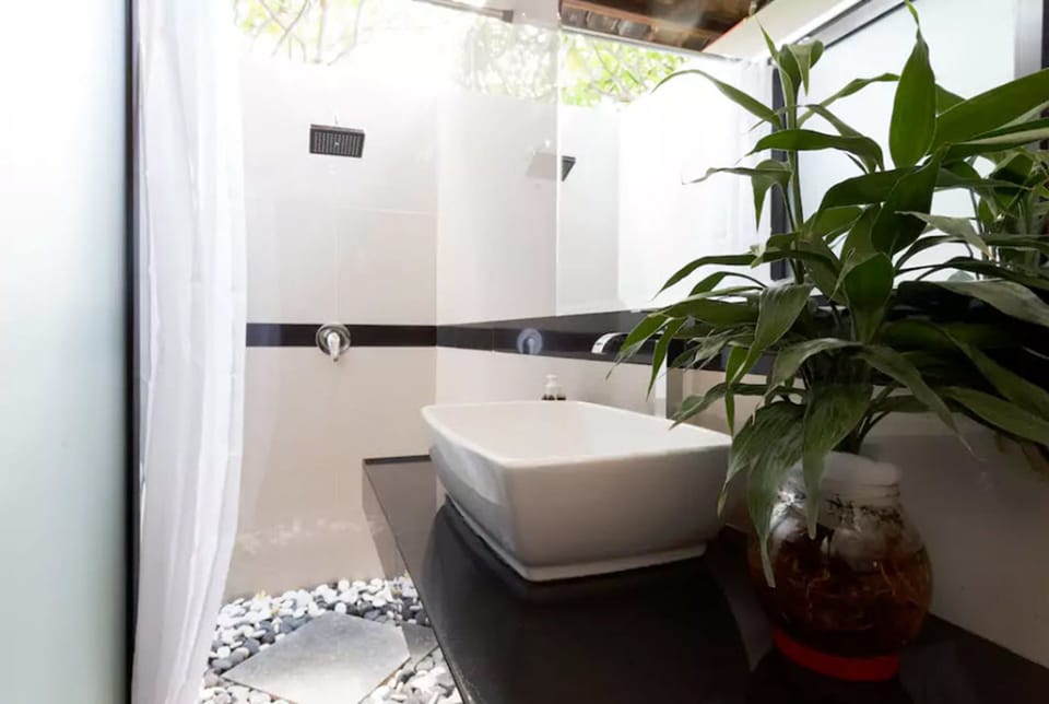 Shower, free toiletries, bidet, towels