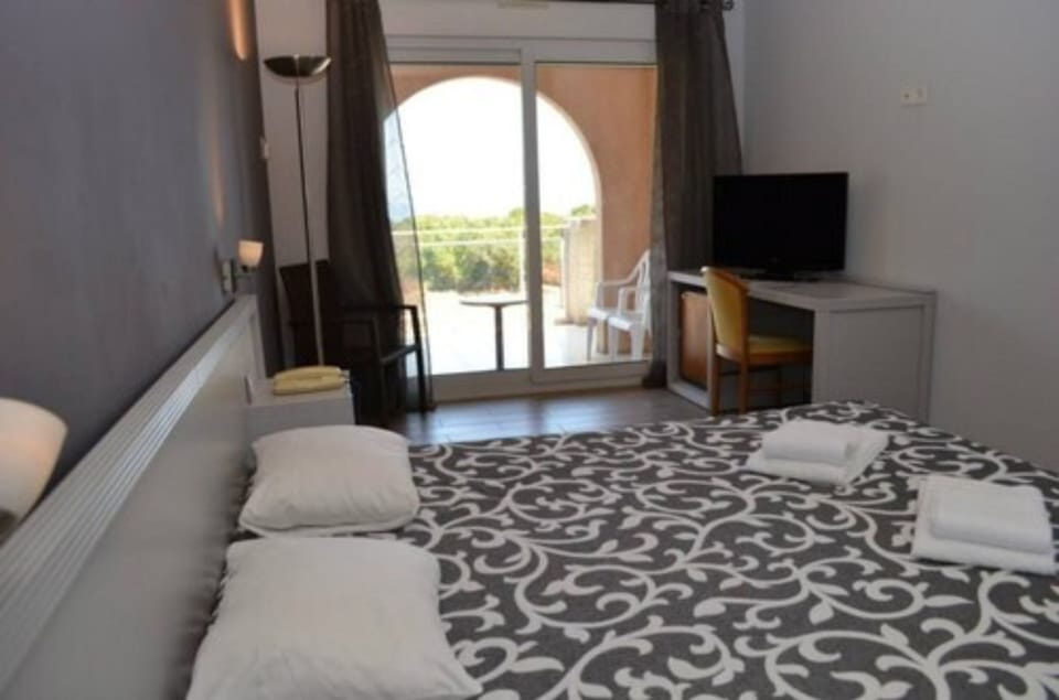 Hypo-allergenic bedding available, in-room safe, desk, blackout drapes