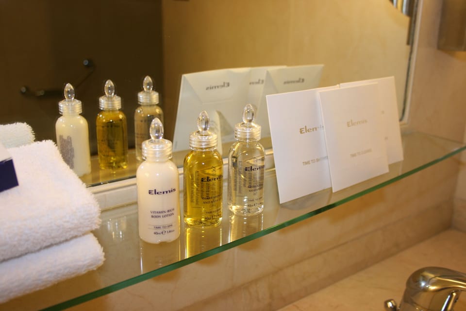 Combined shower/tub, designer toiletries, hair dryer, towels