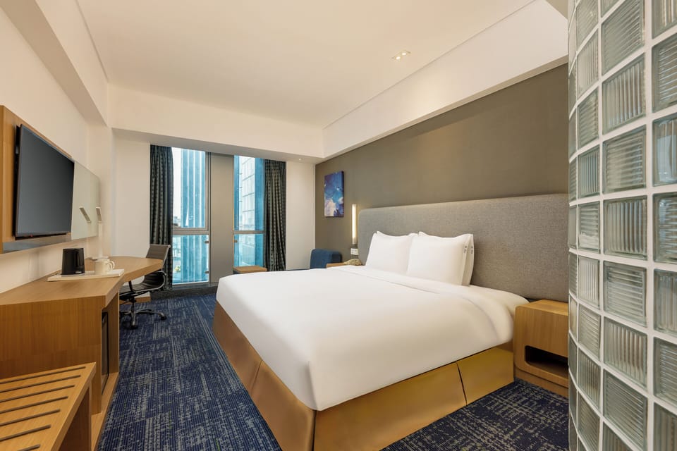 Standard Room, 1 King Bed (Minifridge) | Premium bedding, down comforters, in-room safe, desk