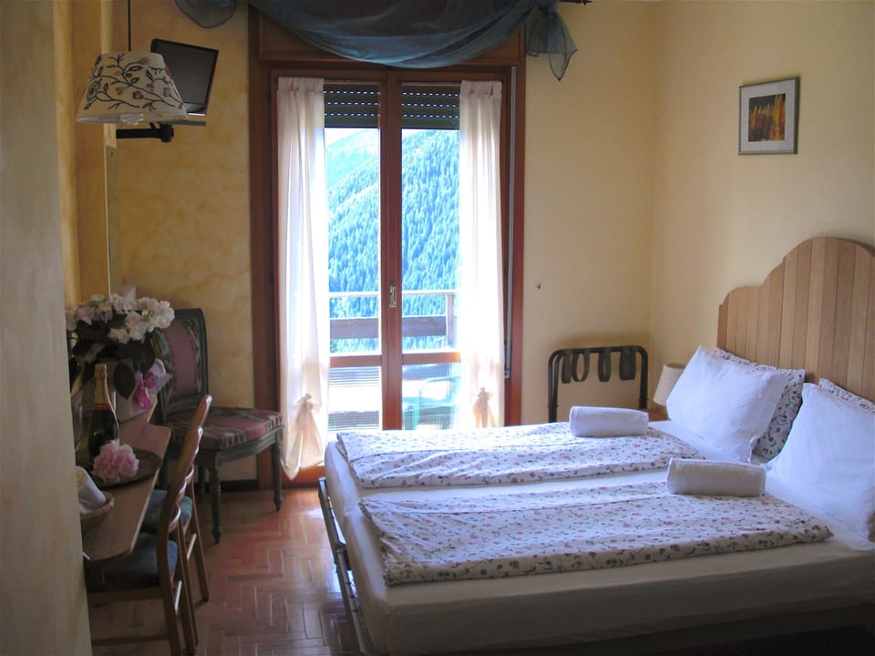 Triple Room | Hypo-allergenic bedding, down comforters, individually decorated