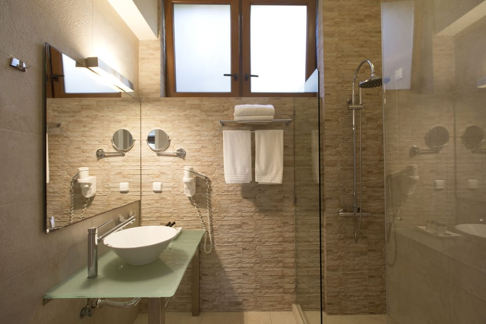 Shower, rainfall showerhead, free toiletries, hair dryer