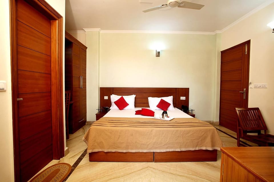 Standard Room | 1 bedroom, minibar, in-room safe, desk