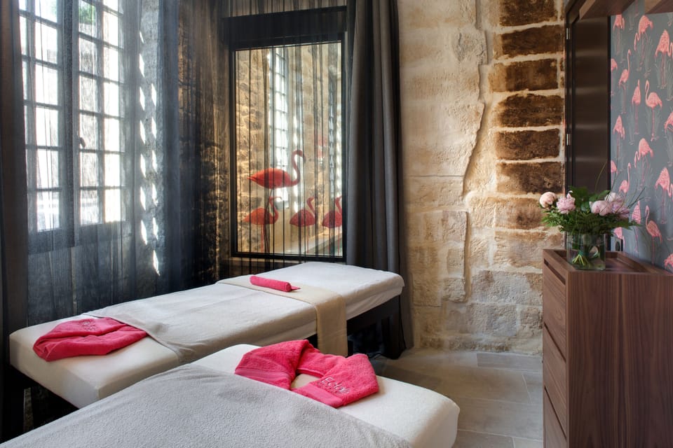 Couples treatment rooms, body treatments, hot stone massages