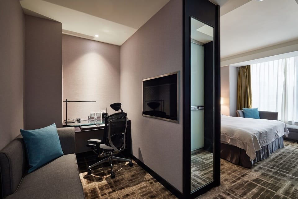 Deluxe Room | Living area | 42-inch LCD TV with cable channels, TV