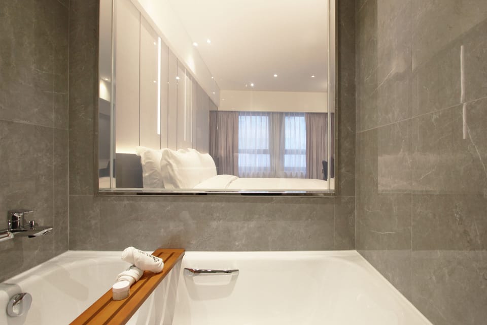 Junior Room | Bathroom | Eco-friendly toiletries, hair dryer, bathrobes, slippers