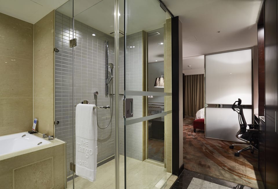 Eagle Suite | Bathroom | Combined shower/tub, free toiletries, hair dryer, slippers