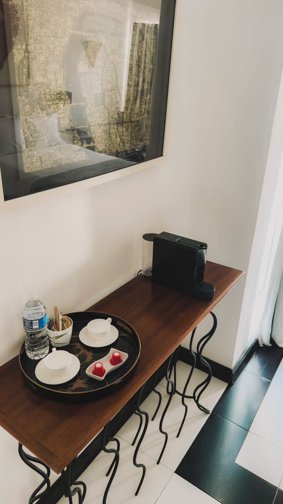 Classic Suite | Minibar, in-room safe, individually decorated, desk