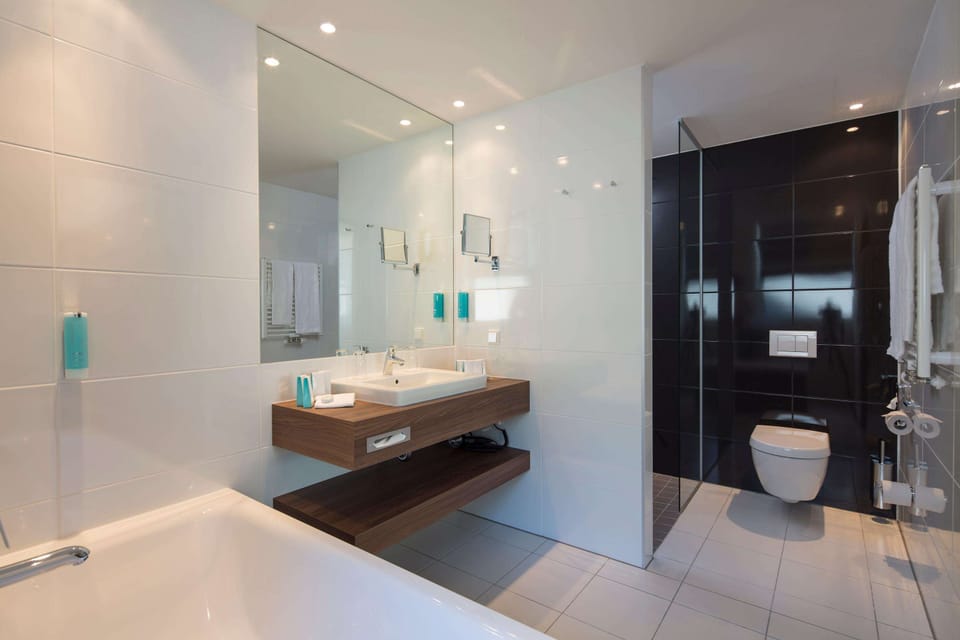 Junior Suite | Bathroom | Hair dryer, towels