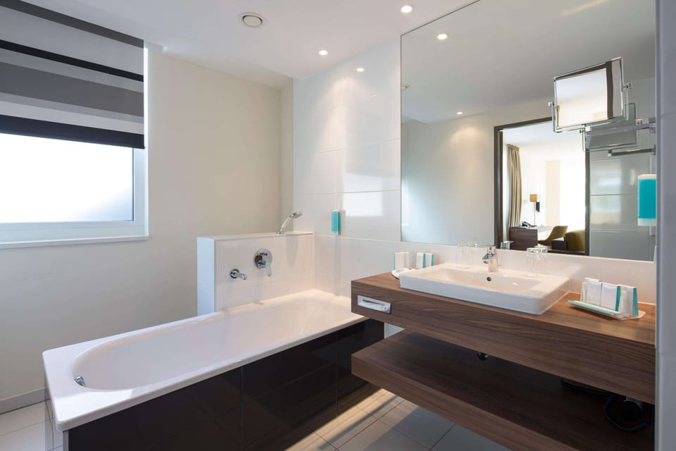 Junior Suite | Bathroom | Hair dryer, towels
