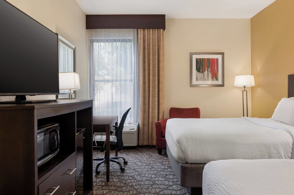 Premium bedding, in-room safe, desk, laptop workspace