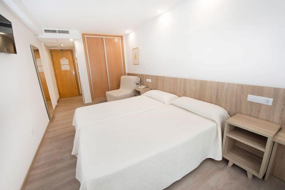 Desk, cribs (surcharge), WiFi (free), bed sheets