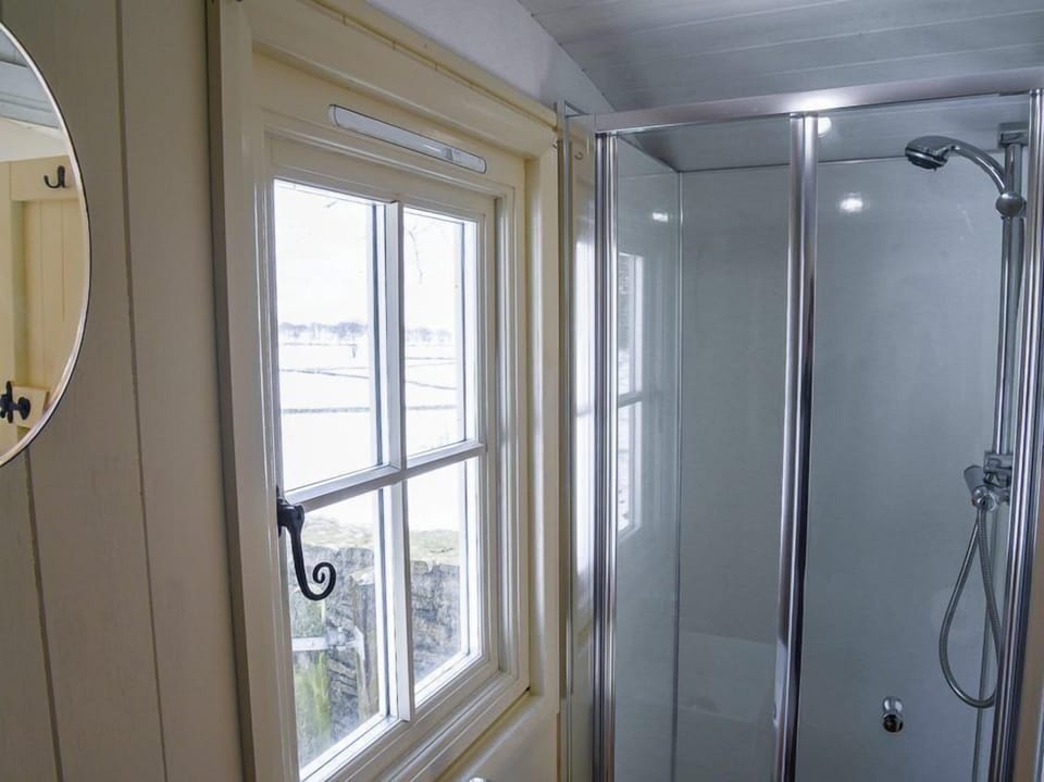 Romantic Room, Ensuite, Courtyard View (The Hut on the Hill) | Bathroom