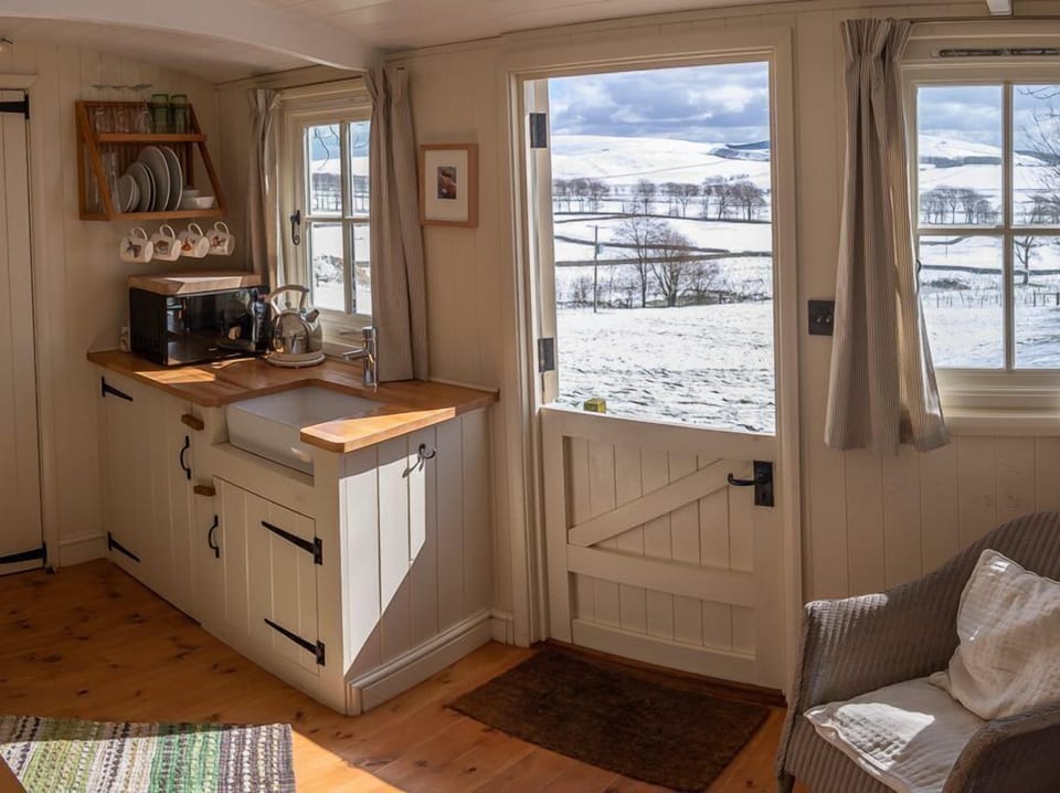 Romantic Room, Ensuite, Courtyard View (The Hut on the Hill) | Interior