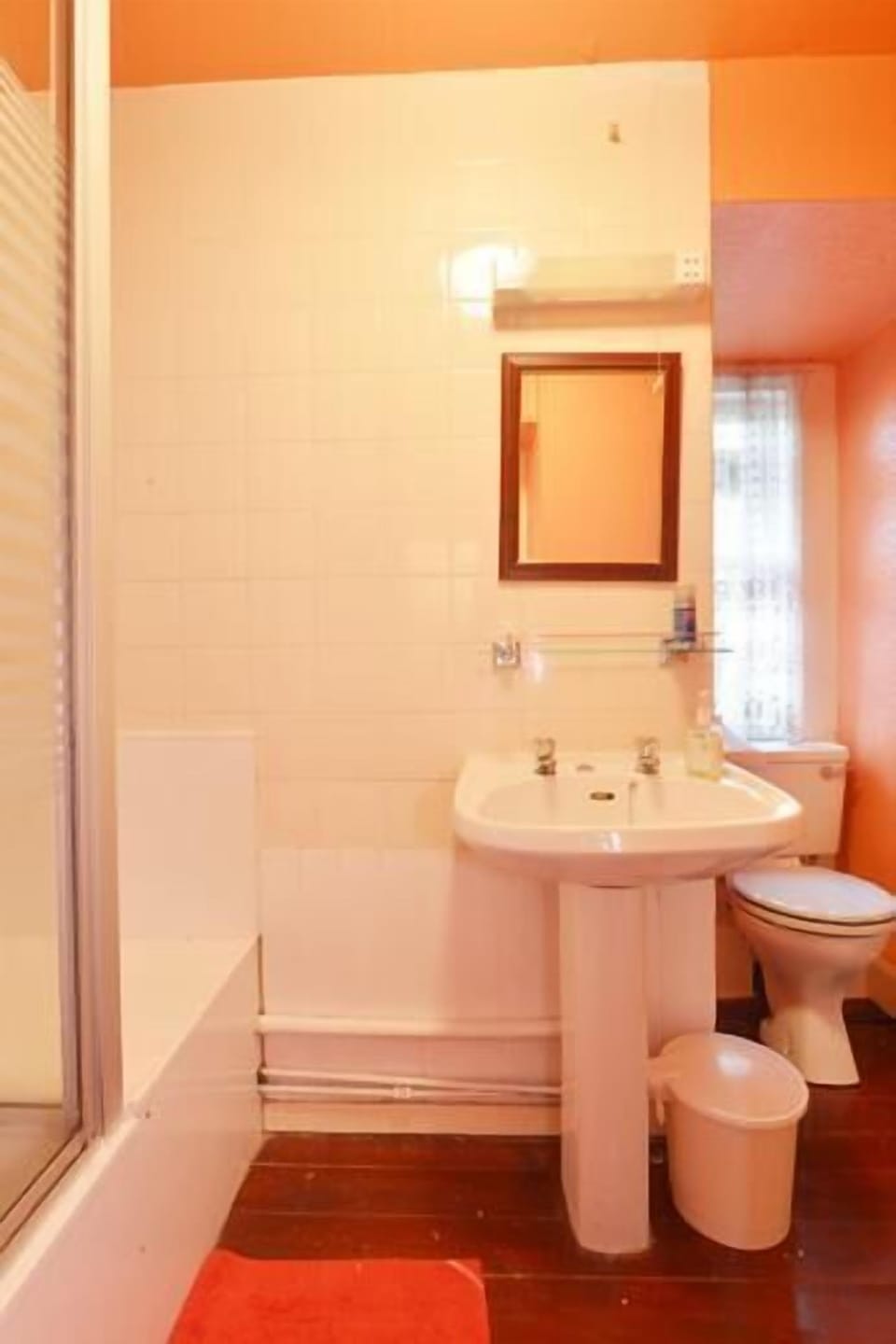 Shower, free toiletries, towels