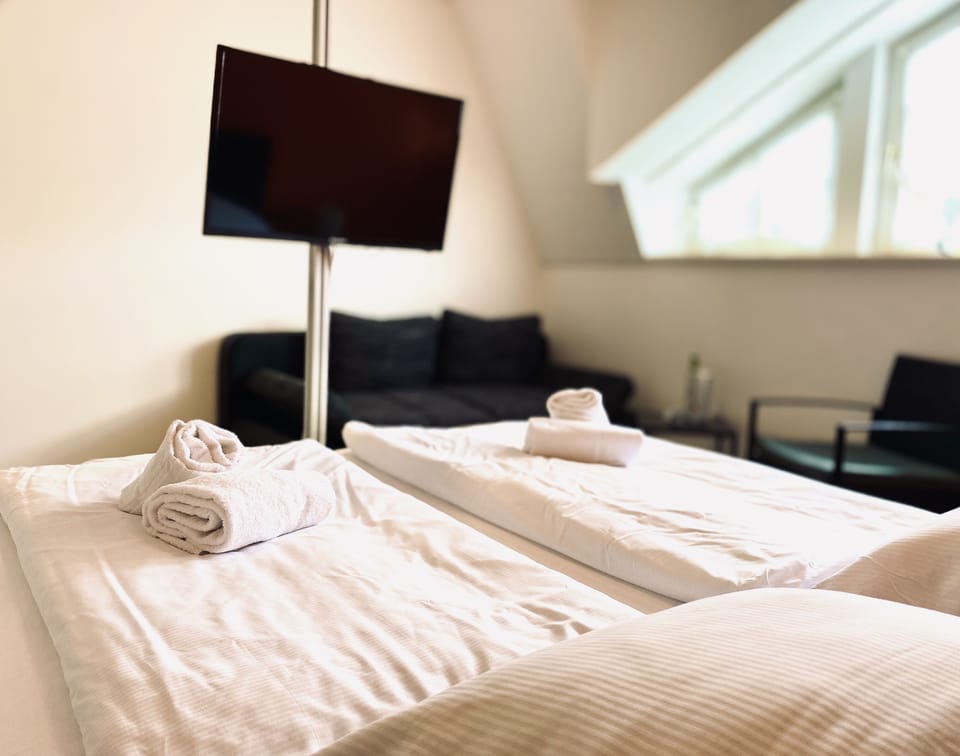 Standard Triple Room | Hypo-allergenic bedding available, desk, bed sheets