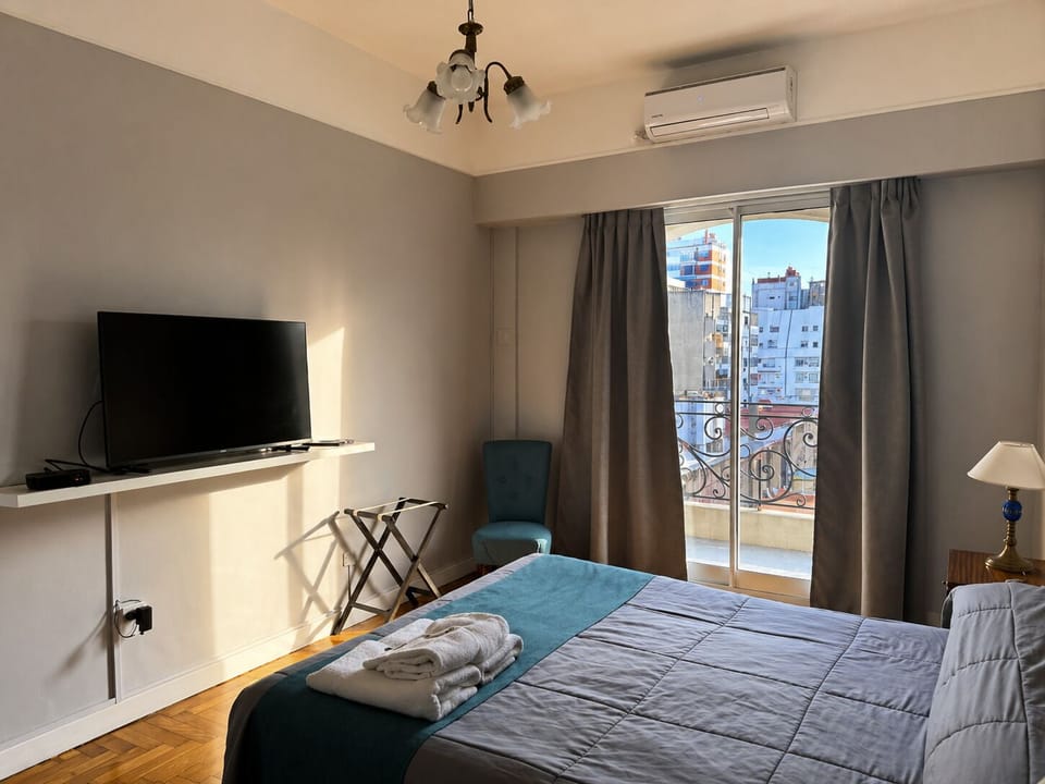 Quintuple | Blackout drapes, soundproofing, free WiFi, bed sheets