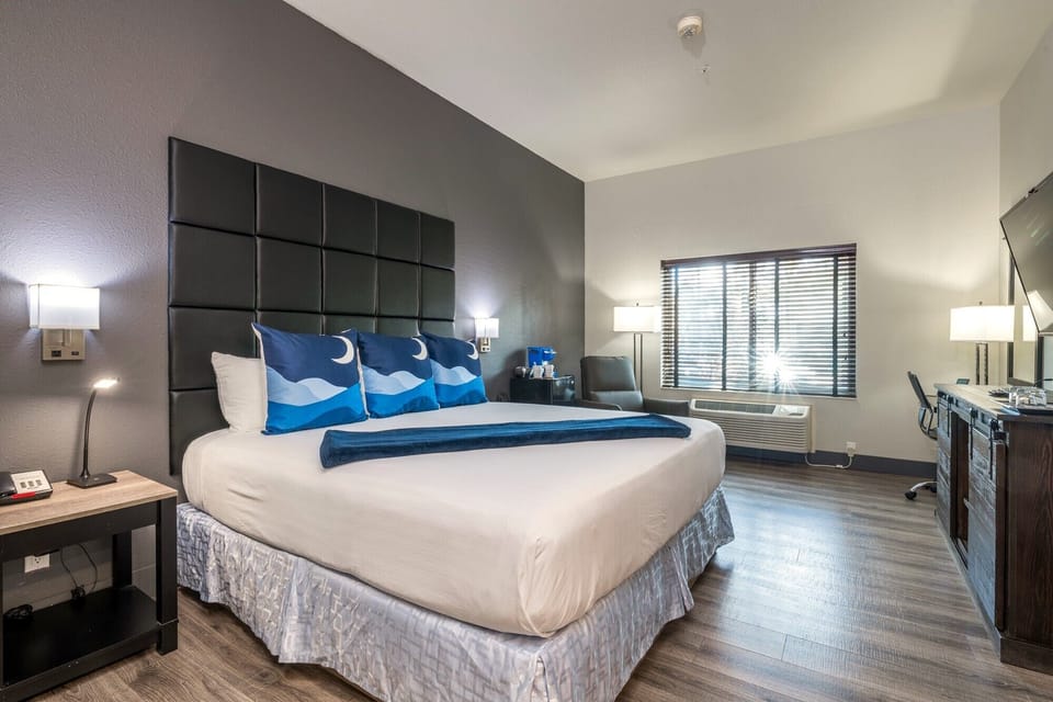 ADA Accessible Room, 1 King | Premium bedding, desk, laptop workspace, blackout drapes