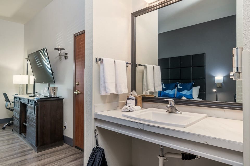 ADA Accessible Room, 1 King | Premium bedding, desk, laptop workspace, blackout drapes