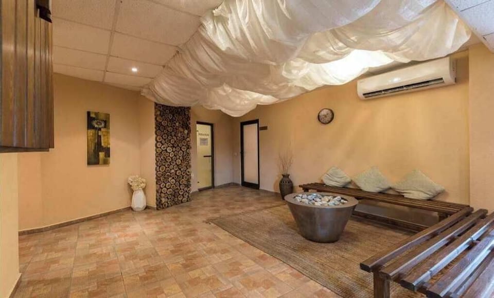 Couples treatment rooms, sauna, hot tub, steam room, Turkish bath