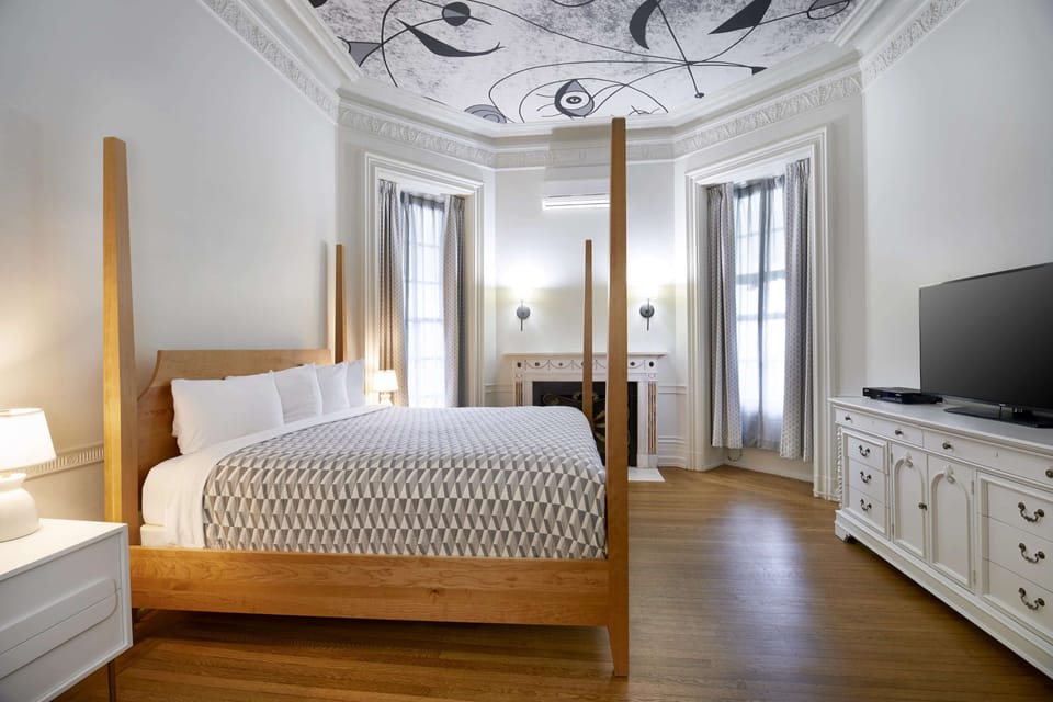 King House Mansion Guest Room, 1 Queen Bed | Premium bedding, in-room safe, desk, laptop workspace