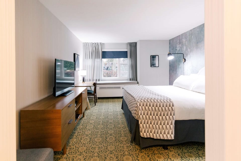 Premium bedding, in-room safe, desk, laptop workspace