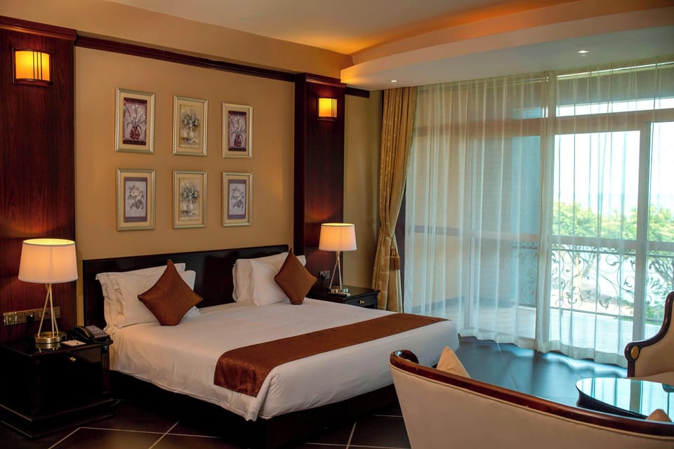 Executive Suite, 1 King Bed, Balcony | Minibar, in-room safe, desk, iron/ironing board